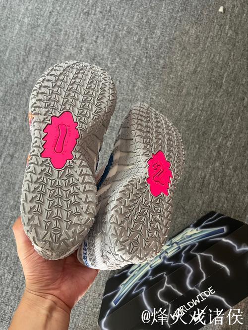 迪格斯上脚JA3主题定制钉鞋，橄榄球场的篮球风